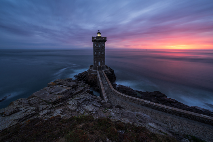 Chasing the Perfect Frame: How Coastal Light and Outdoor Conditions Shape Event Coverage and Image Quality